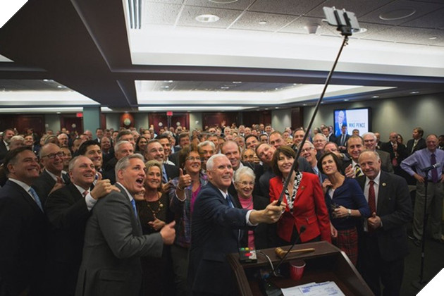 Những bức ảnh selfie nổi tiếng nhất năm 2016 - Ảnh 21.