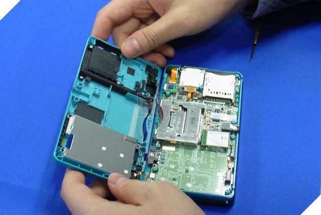 
Lần gần đây nhất máy Nintendo 3DS đã bị xâm nhập thông qua thẻ nhớ - một lổ hổng kinh điển của các máy chơi game cầm tay.
