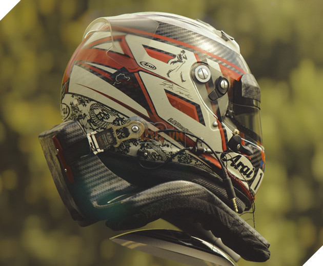 
Choáng ngợp với độ chi tiết kinh ngạc và ánh sáng phản chiếu như thật trên chiếc mũ bảo hiểm.
