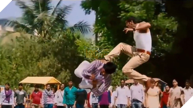 
Đá bay người lên không rồi nhảy theo?
