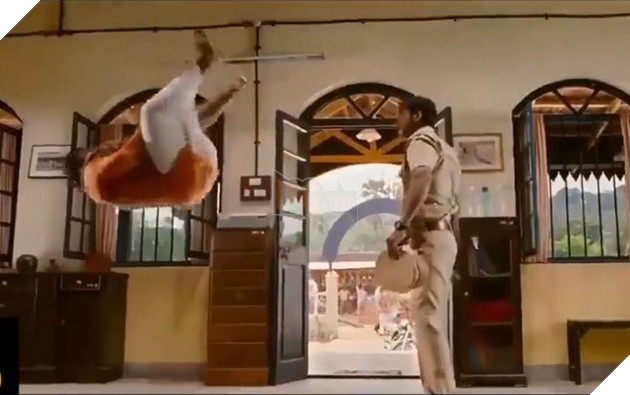 
Đập người xuống nảy lên trên???
