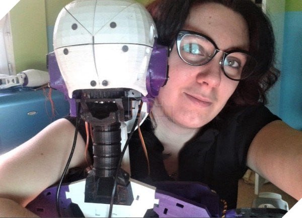 Mất niềm tin vào đàn ông, cô gái chọn yêu robot cho an toàn - Ảnh 1.