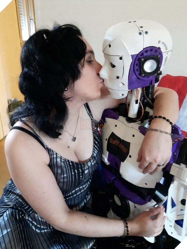 Mất niềm tin vào đàn ông, cô gái chọn yêu robot cho an toàn - Ảnh 3.