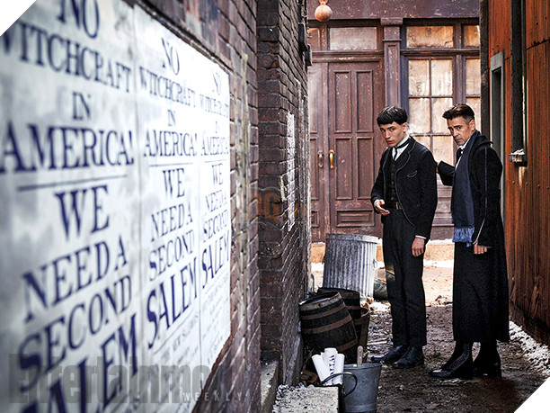 
Và xem hint tung toé giữa chú và Flash mới của DC
