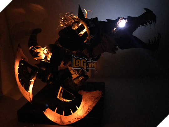 LMHT: Ngắm Renekton Hủy Diệt được làm bằng giấy, phát sáng trong đêm