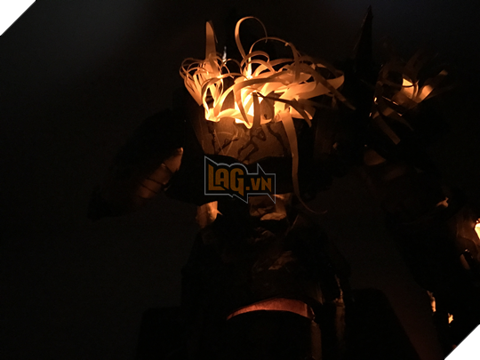 LMHT: Ngắm Renekton Hủy Diệt được làm bằng giấy, phát sáng trong đêm