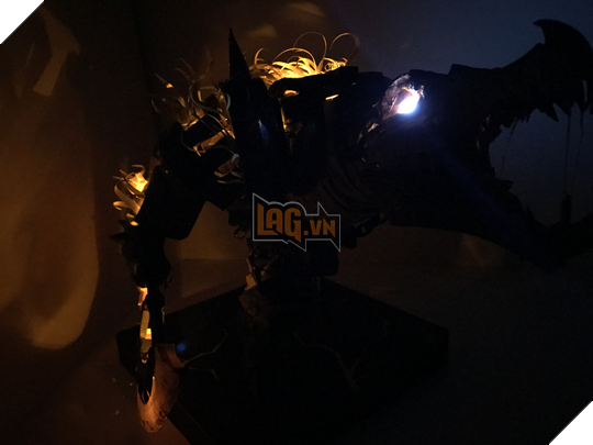 LMHT: Ngắm Renekton Hủy Diệt được làm bằng giấy, phát sáng trong đêm