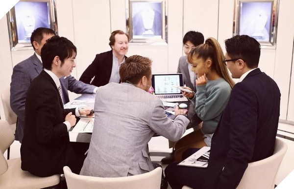 Ariana ngồi cùng với các nhà phát triển Final Fantasy