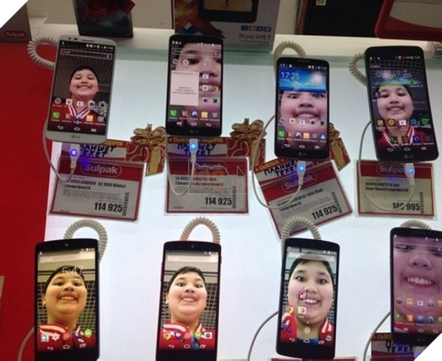 Xuất hiện thánh lầy 2017: vào cửa hàng điện thoại đổi hàng loạt hình nền gốc thành ảnh selfie của mình - Ảnh 5.