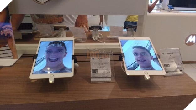 Xuất hiện thánh lầy 2017: vào cửa hàng điện thoại đổi hàng loạt hình nền gốc thành ảnh selfie của mình - Ảnh 3.