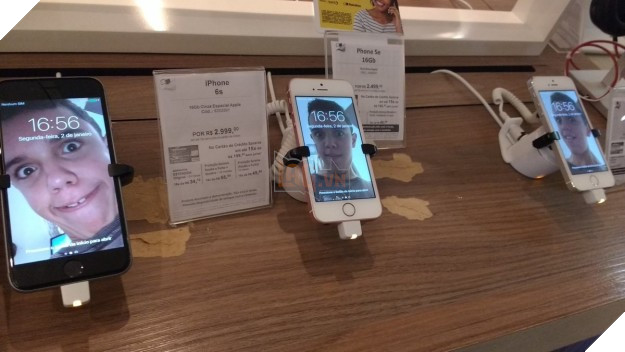 Xuất hiện thánh lầy 2017: vào cửa hàng điện thoại đổi hàng loạt hình nền gốc thành ảnh selfie của mình - Ảnh 2.