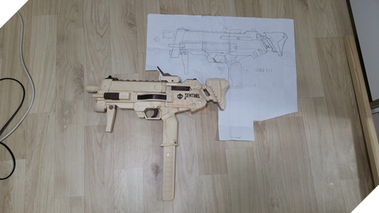 Vừa cuồng Overwatch vừa khéo tay, game thủ này đã tạo ra súng của Sombra từ gỗ