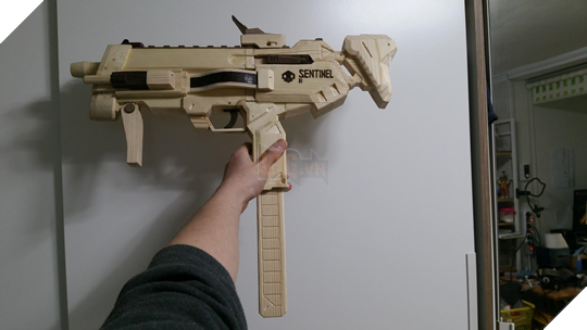 Vừa cuồng Overwatch vừa khéo tay, game thủ này đã tạo ra súng của Sombra từ gỗ