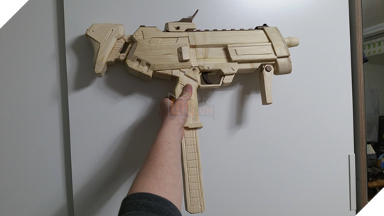 Vừa cuồng Overwatch vừa khéo tay, game thủ này đã tạo ra súng của Sombra từ gỗ