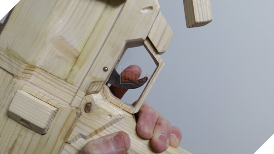 Vừa cuồng Overwatch vừa khéo tay, game thủ này đã tạo ra súng của Sombra từ gỗ