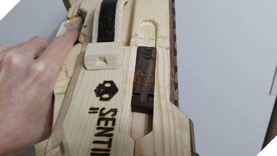 Vừa cuồng Overwatch vừa khéo tay, game thủ này đã tạo ra súng của Sombra từ gỗ