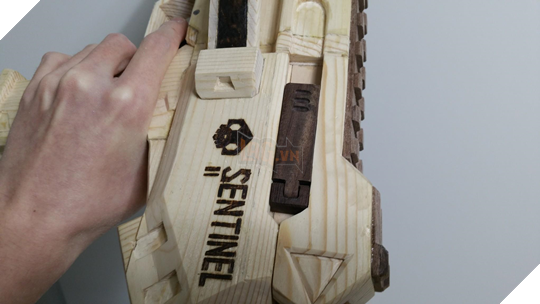 Vừa cuồng Overwatch vừa khéo tay, game thủ này đã tạo ra súng của Sombra từ gỗ