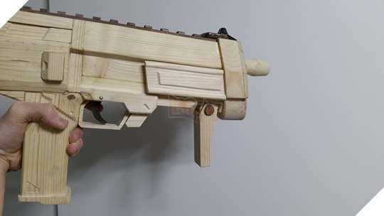 Vừa cuồng Overwatch vừa khéo tay, game thủ này đã tạo ra súng của Sombra từ gỗ