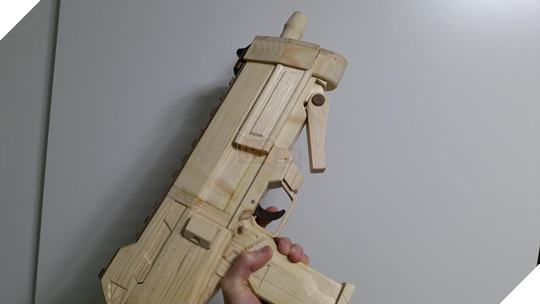 Vừa cuồng Overwatch vừa khéo tay, game thủ này đã tạo ra súng của Sombra từ gỗ