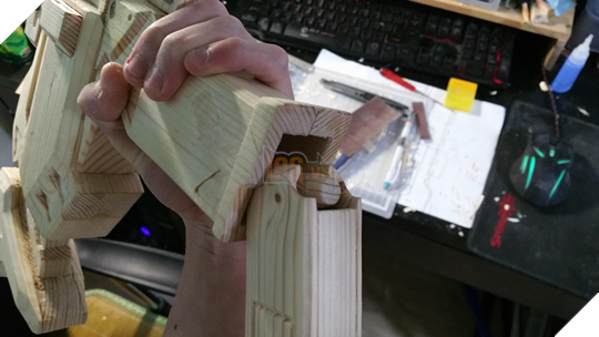 Vừa cuồng Overwatch vừa khéo tay, game thủ này đã tạo ra súng của Sombra từ gỗ