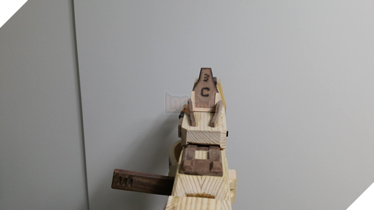 Vừa cuồng Overwatch vừa khéo tay, game thủ này đã tạo ra súng của Sombra từ gỗ