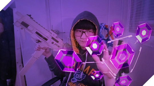 Vừa cuồng Overwatch vừa khéo tay, game thủ này đã tạo ra súng của Sombra từ gỗ