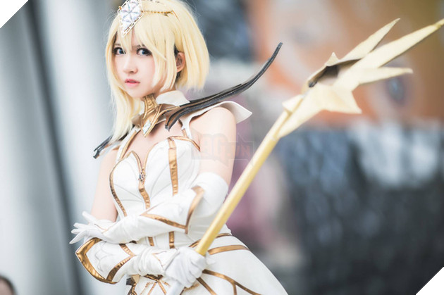 Cosplay Lux Thập Đại Nguyên Tố đẹp kiêu sa trong Liên Minh Huyền Thoại