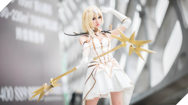 Cosplay Lux Thập Đại Nguyên Tố đẹp kiêu sa trong Liên Minh Huyền Thoại