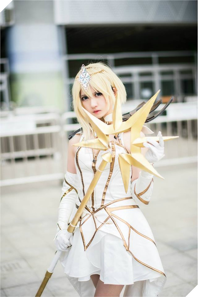 Cosplay Lux Thập Đại Nguyên Tố đẹp kiêu sa trong Liên Minh Huyền Thoại