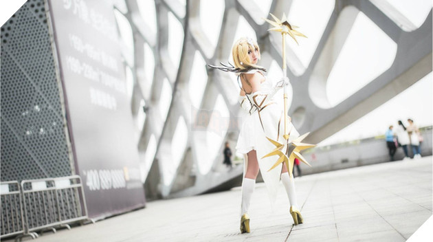 Cosplay Lux Thập Đại Nguyên Tố đẹp kiêu sa trong Liên Minh Huyền Thoại