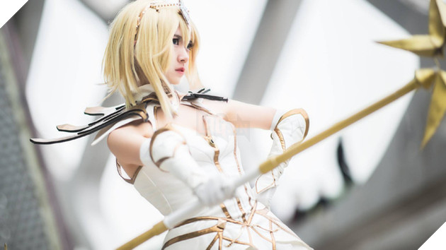 Cosplay Lux Thập Đại Nguyên Tố đẹp kiêu sa trong Liên Minh Huyền Thoại