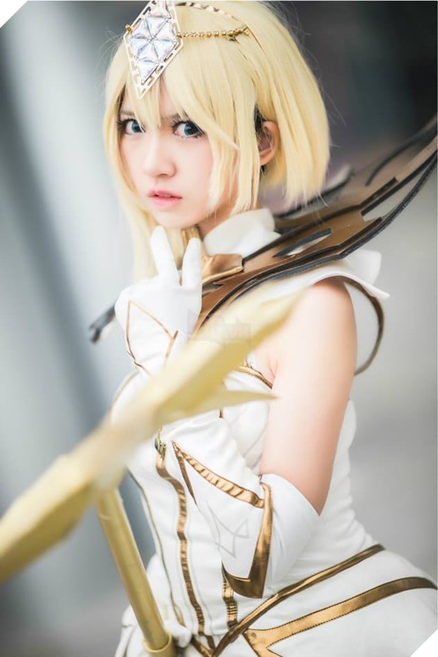 Cosplay Lux Thập Đại Nguyên Tố đẹp kiêu sa trong Liên Minh Huyền Thoại