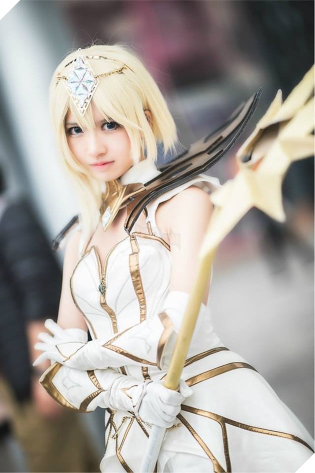 Cosplay Lux Thập Đại Nguyên Tố đẹp kiêu sa trong Liên Minh Huyền Thoại