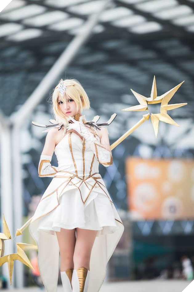Cosplay Lux Thập Đại Nguyên Tố đẹp kiêu sa trong Liên Minh Huyền Thoại