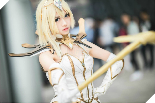 Cosplay Lux Thập Đại Nguyên Tố đẹp kiêu sa trong Liên Minh Huyền Thoại