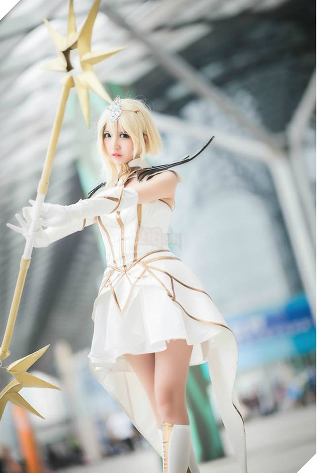 Cosplay Lux Thập Đại Nguyên Tố đẹp kiêu sa trong Liên Minh Huyền Thoại