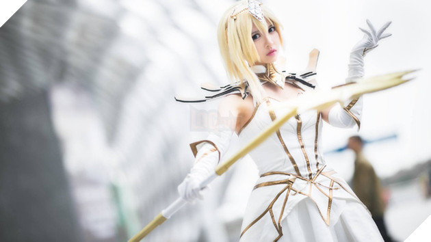 Cosplay Lux Thập Đại Nguyên Tố đẹp kiêu sa trong Liên Minh Huyền Thoại