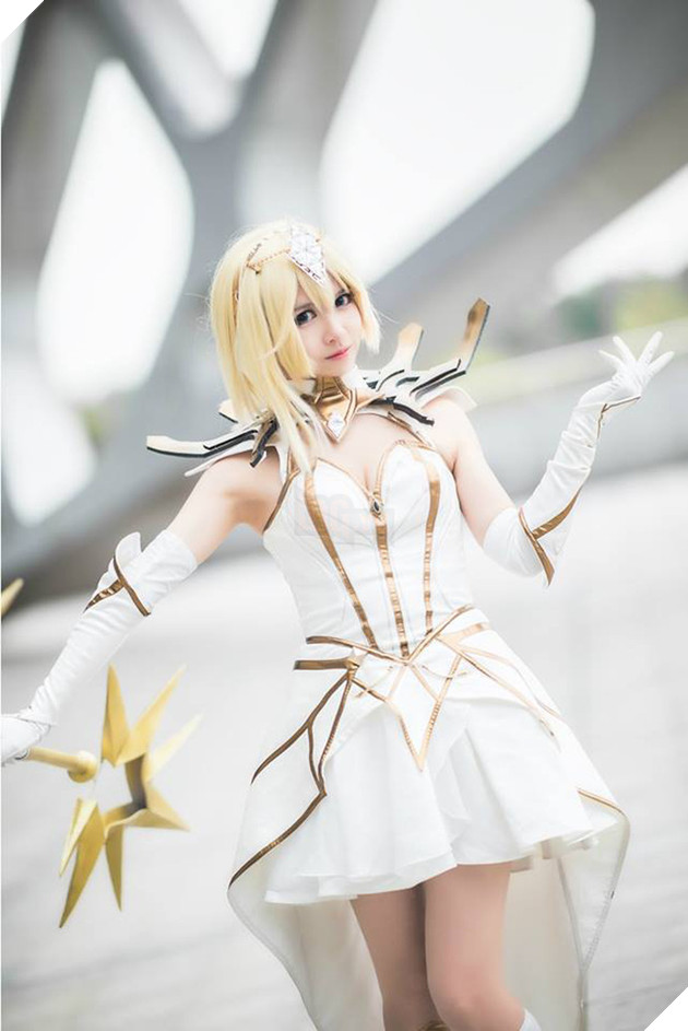 Cosplay Lux Thập Đại Nguyên Tố đẹp kiêu sa trong Liên Minh Huyền Thoại