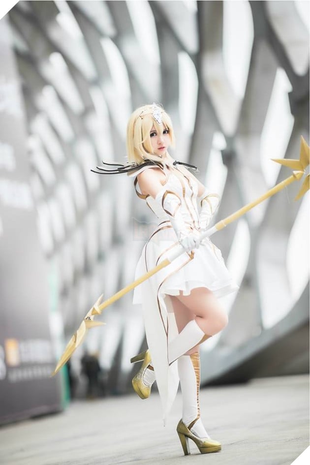 Cosplay Lux Thập Đại Nguyên Tố đẹp kiêu sa trong Liên Minh Huyền Thoại