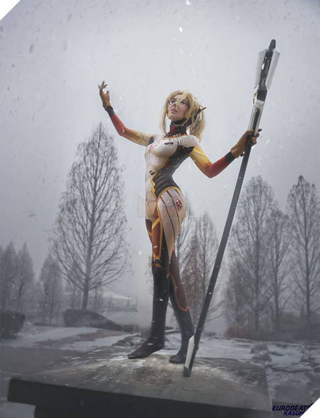 Chiêm ngưỡng trượng của Mercy ngoài đời thật xoay được như trong game, có cả hướng dẫn chế tạo