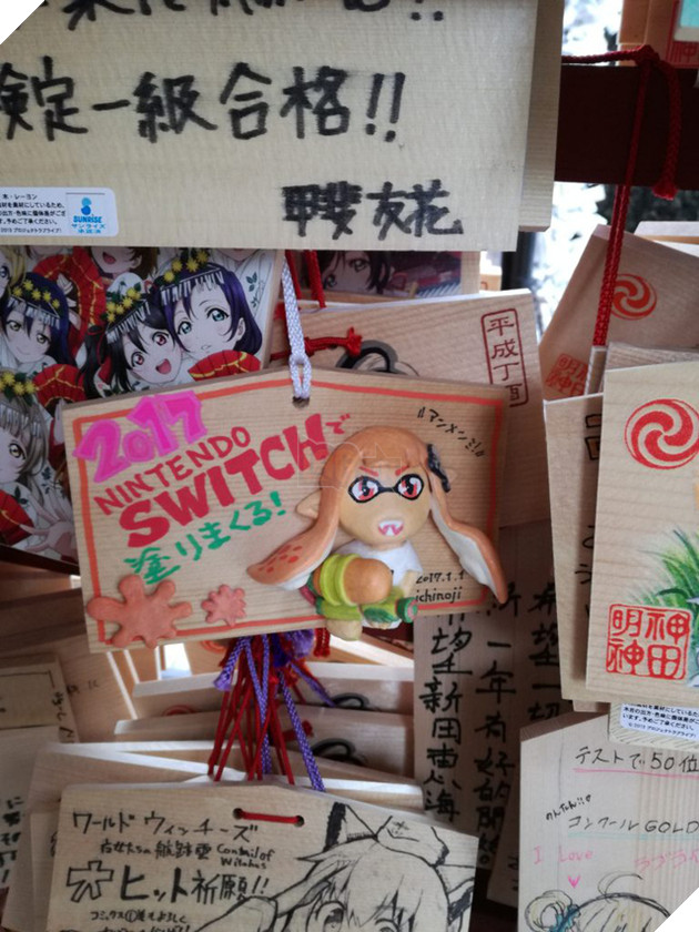 
Tấm thẻ cầu rằng mình sẽ mua được máy Nintendo Switch trong năm 2017 của một game thủ Nhật.
