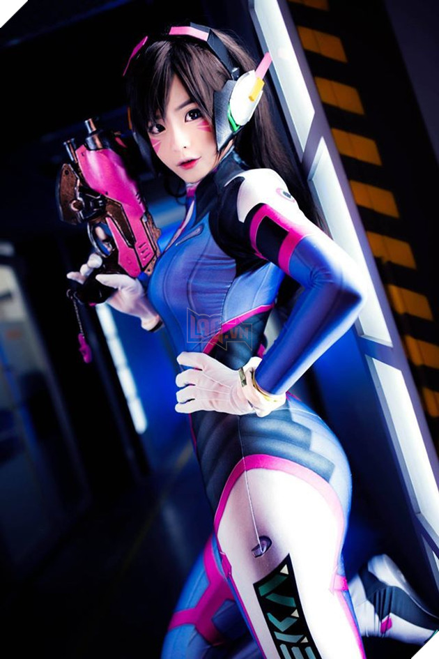 Mắt tròn mắt dẹt với cosplay mỹ nữ sửa xe nóng bỏng trong Final Fantasy XV