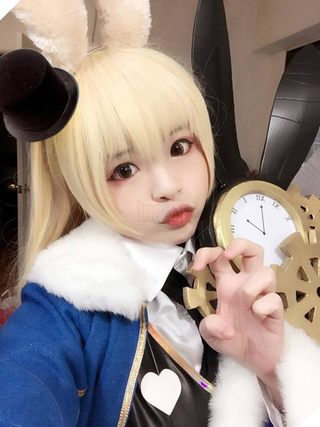 Mắt tròn mắt dẹt với cosplay mỹ nữ sửa xe nóng bỏng trong Final Fantasy XV