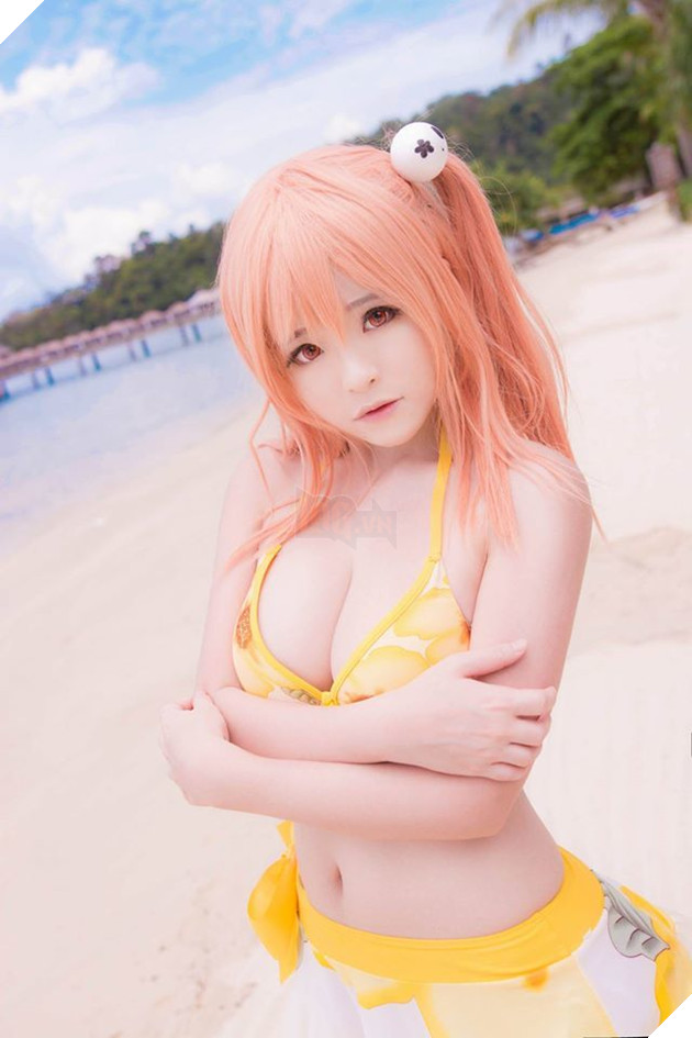 Mắt tròn mắt dẹt với cosplay mỹ nữ sửa xe nóng bỏng trong Final Fantasy XV