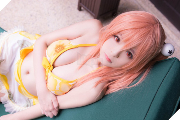 Mắt tròn mắt dẹt với cosplay mỹ nữ sửa xe nóng bỏng trong Final Fantasy XV