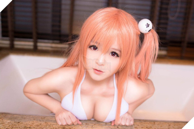 Mắt tròn mắt dẹt với cosplay mỹ nữ sửa xe nóng bỏng trong Final Fantasy XV