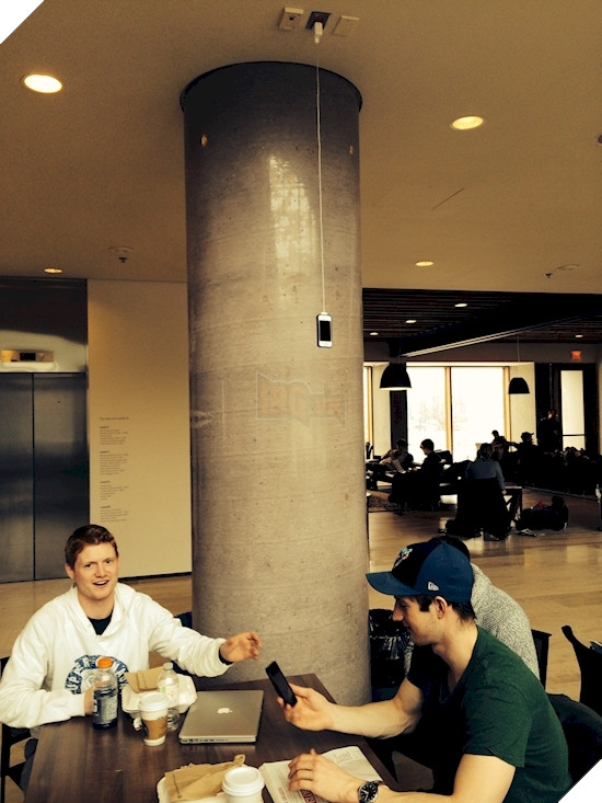 Cười rớt hàm với 11 độc chiêu sạc điện thoại không giống ai của các dân chơi - Ảnh 1.