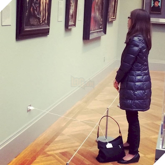 Cười rớt hàm với 11 độc chiêu sạc điện thoại không giống ai của các dân chơi - Ảnh 7.