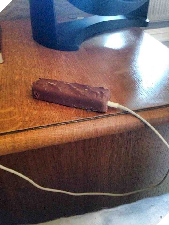 Cười rớt hàm với 11 độc chiêu sạc điện thoại không giống ai của các dân chơi - Ảnh 13.