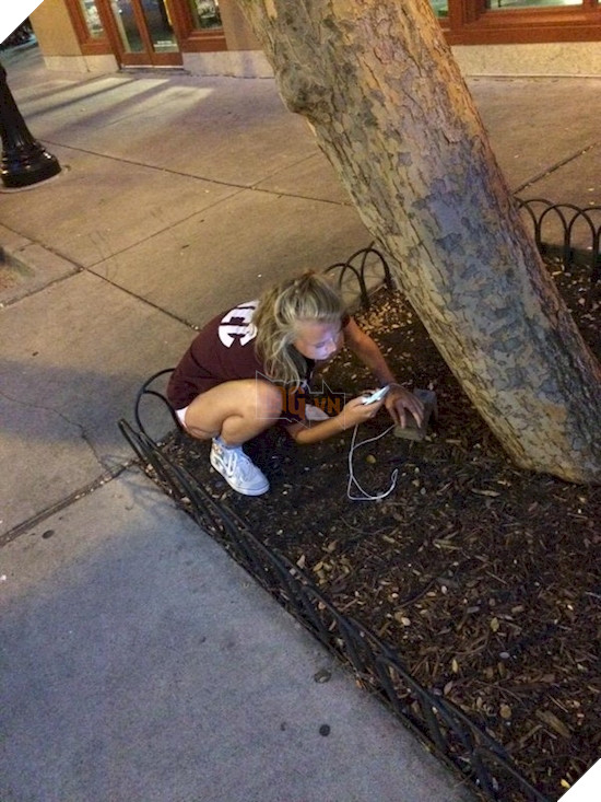 Cười rớt hàm với 11 độc chiêu sạc điện thoại không giống ai của các dân chơi - Ảnh 15.